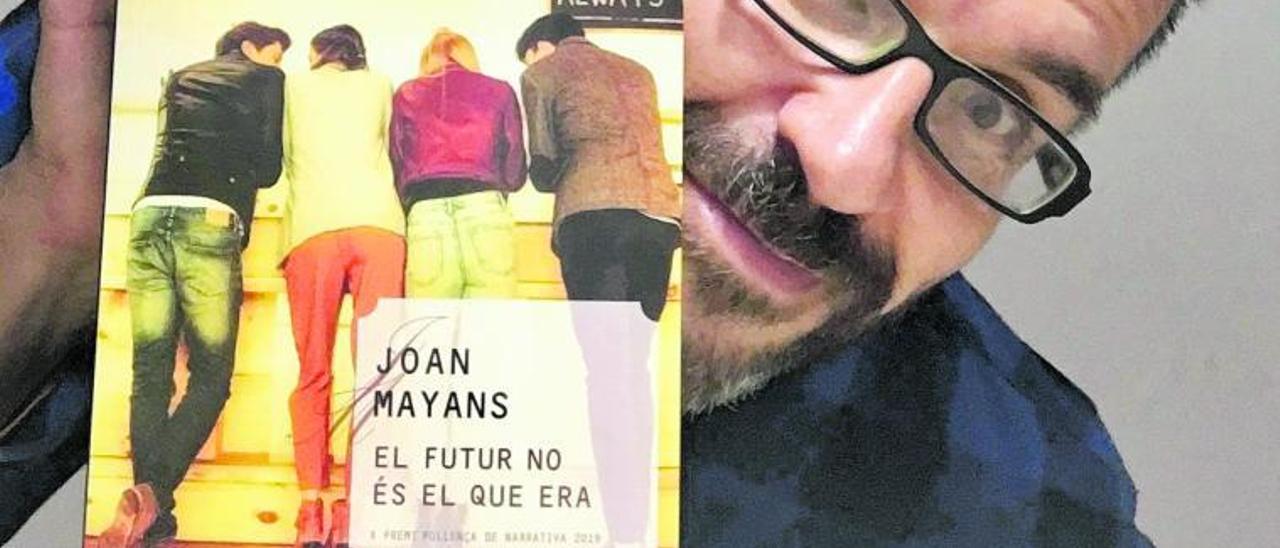 El escritor ibicenco Joan Mayans muestra su novela ‘El futur no és el que era’. |