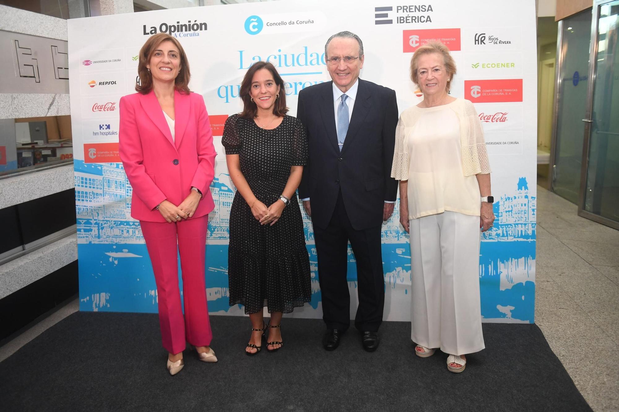 La vicepresidenta segunda y conselleira de Medio Ambiente, Ángeles Vázquez; la alcaldesa de A Coruña, Inés Rey; El presidente de Prensa Ibérica, Javier Moll; y la vicepresidenta de Prensa Ibérica, Arantza Sarasola