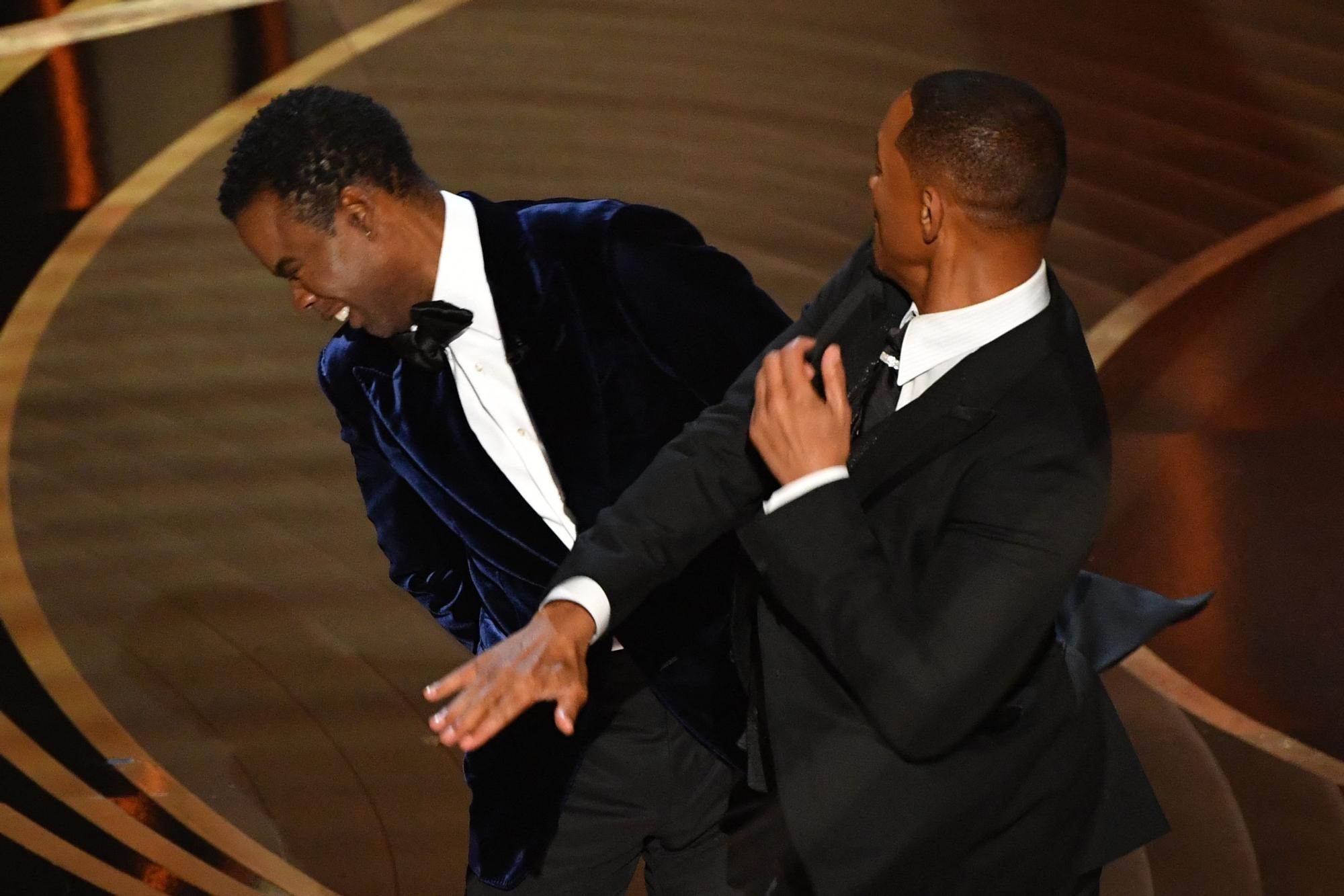 Will Smith aparenta golpear a Chris Rock, durante la gala.