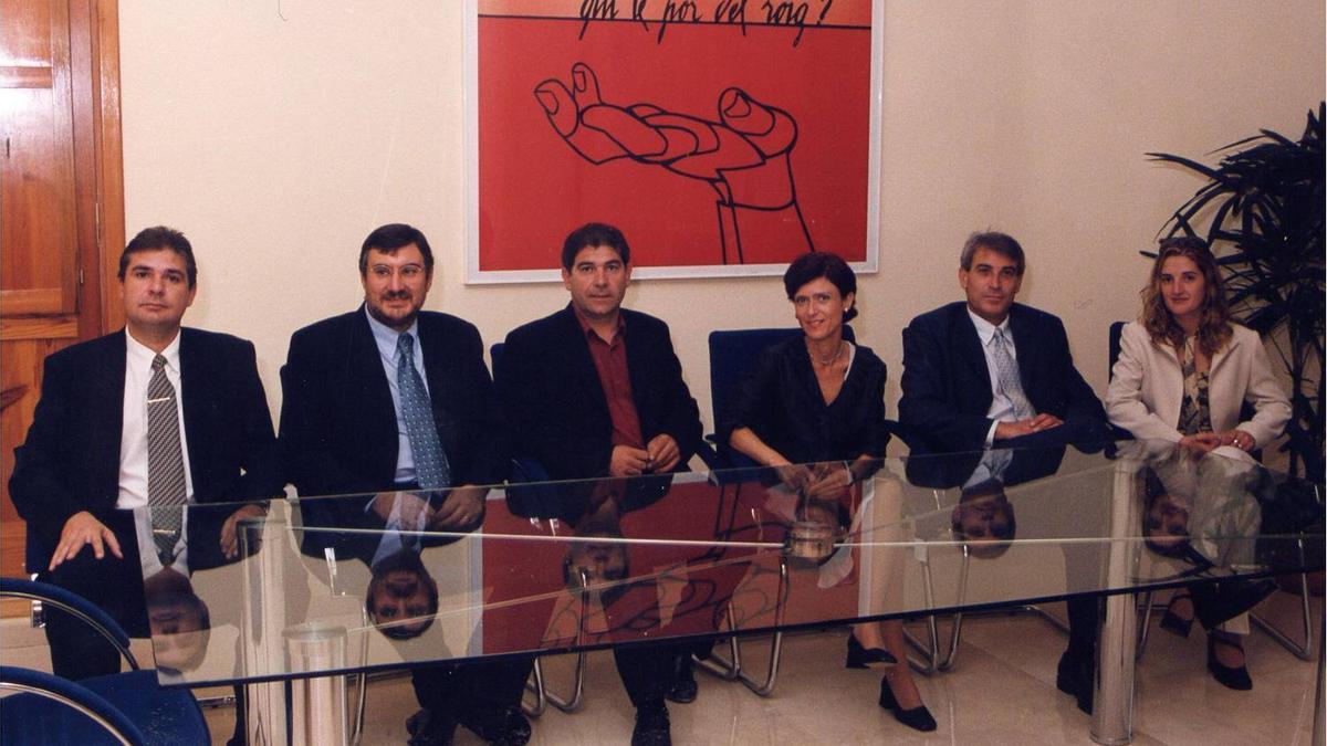 La primera corporación socialista. De izquierda a derecha: Francisco Orts; Julio Martinez; Jose Maria Montalt; Mercé Resurreción; Javier Puchol y Maria Angeles Montalt.
