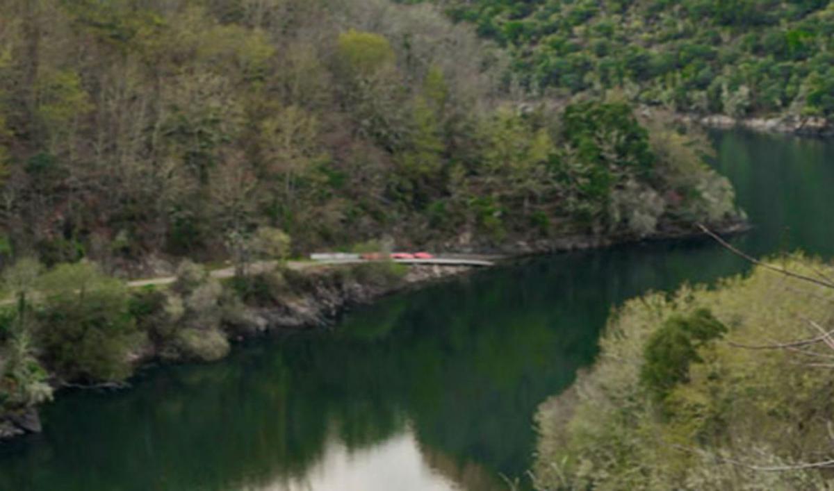 398.000 euros por 3 casas y embarcadero. A estos pueblos en venta se incorporó también una aldea situada en el lugar de moda, la Ribeira Sacra, en este caso de Ourense, y vistas desde el pueblo al Cañón del Sil. Las vistas son las de la fotografía superior. El lote incluye tres casas totalmente equipadas, bodega, embarcadero propio para navegar por el Sil y un entorno en plena naturaleza. | ALDEAS ABANDONADAS