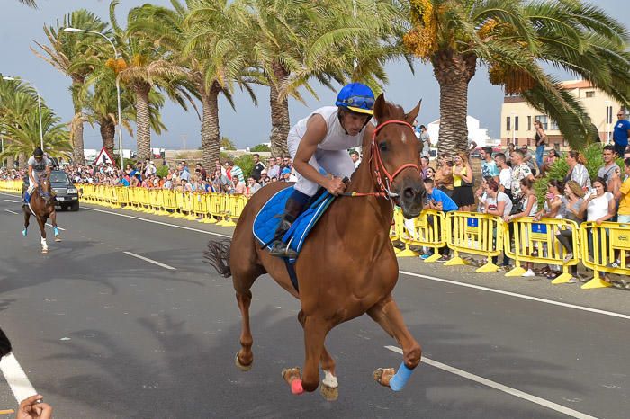 Carrera de caballos con motivo de las fiestas de ...