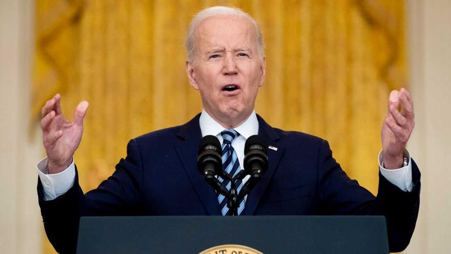 Biden prohibeix importar productes russos com el vodka o el caviar i restringeix relacions comercials amb Moscou