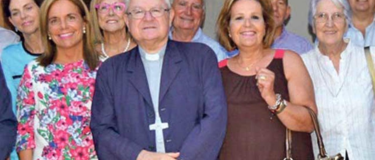 Sonia Valenzuela (primera por la izquierda, con vestido floreado), junto al obispo Salinas. En la esquina superior derecha, Mariano de España.