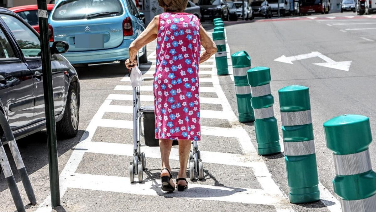 Una señora con andador por las calles de una localidad de la provincia