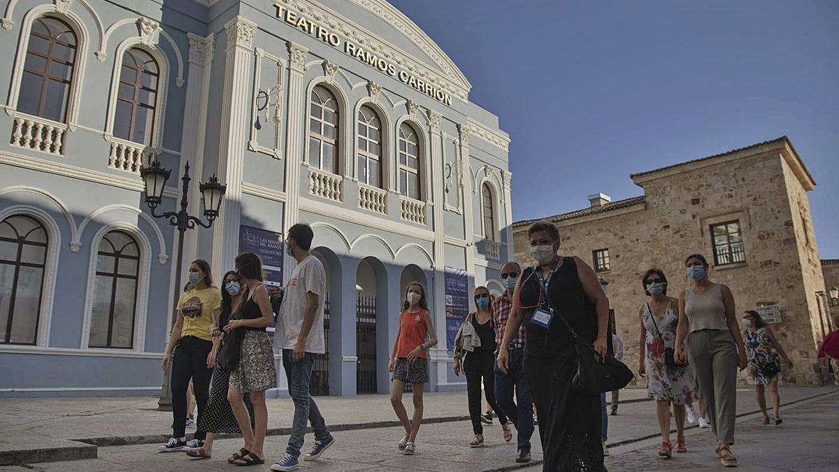 Varias personas pasean frente al Teatro Ramos Carrión de Zamora. | Jose Luis Fernández