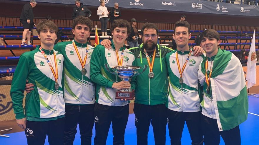 Javier Castilla, Francisco Vázquez, José María Fernández-Martos, Manuel Navarro, José García y José Luis Castilla, tras ganar la medalla de plata en la categoría juvenil del Campeonato de España de selecciones.