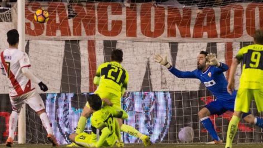 El Elche se queda sin oxígeno ante el Rayo Vallecano