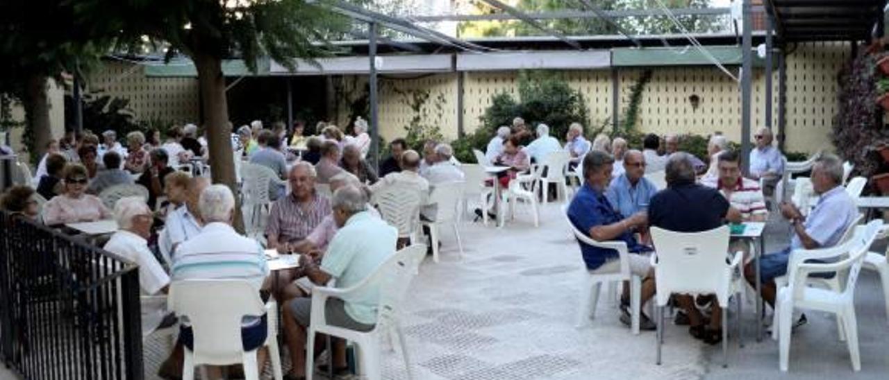 Una denuncia por ruido deja a los jubilados de Navajas  sin bar en el centro social