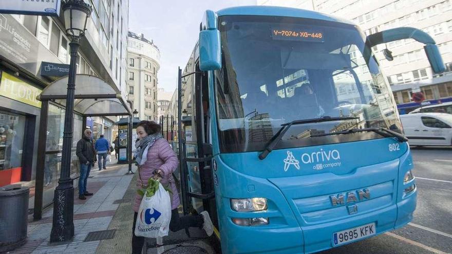 Una viajera baja, ayer, en la plaza de Pontevedra de un autobús de Arriva procedente de Carballo.