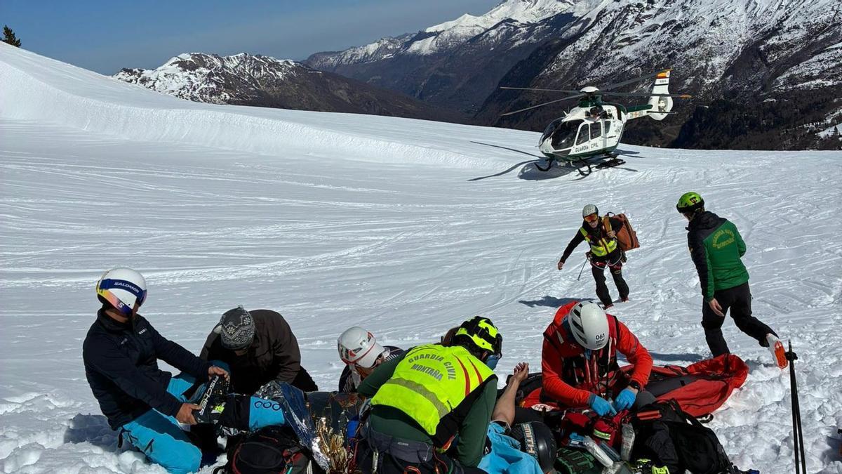 La Guardia Civil auxilia a un esquiador que estaba fuera pistas en Candanchú.