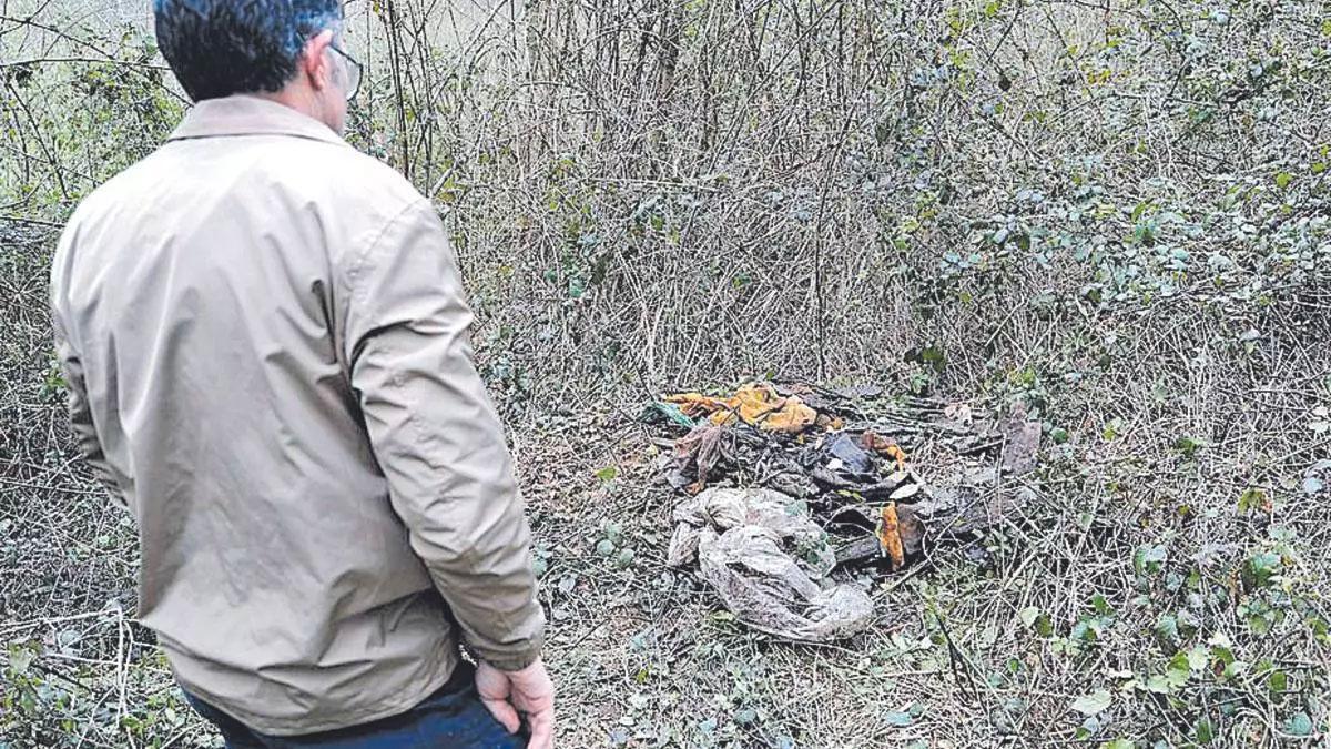 Restos del ataúd y de material de obra.