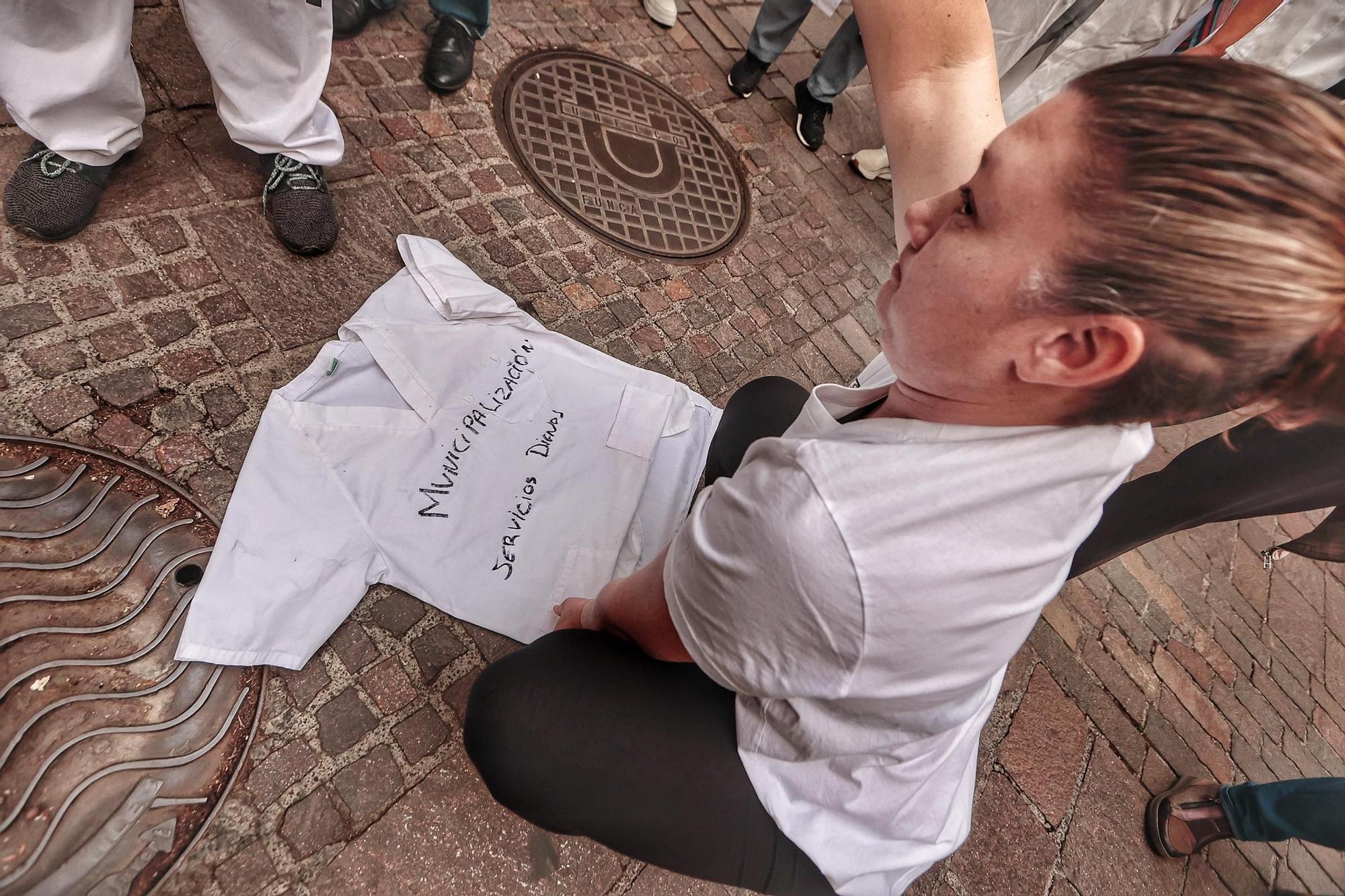 Concentración a las puertas del Parlamento contra el modelo de ayuda a domicilio