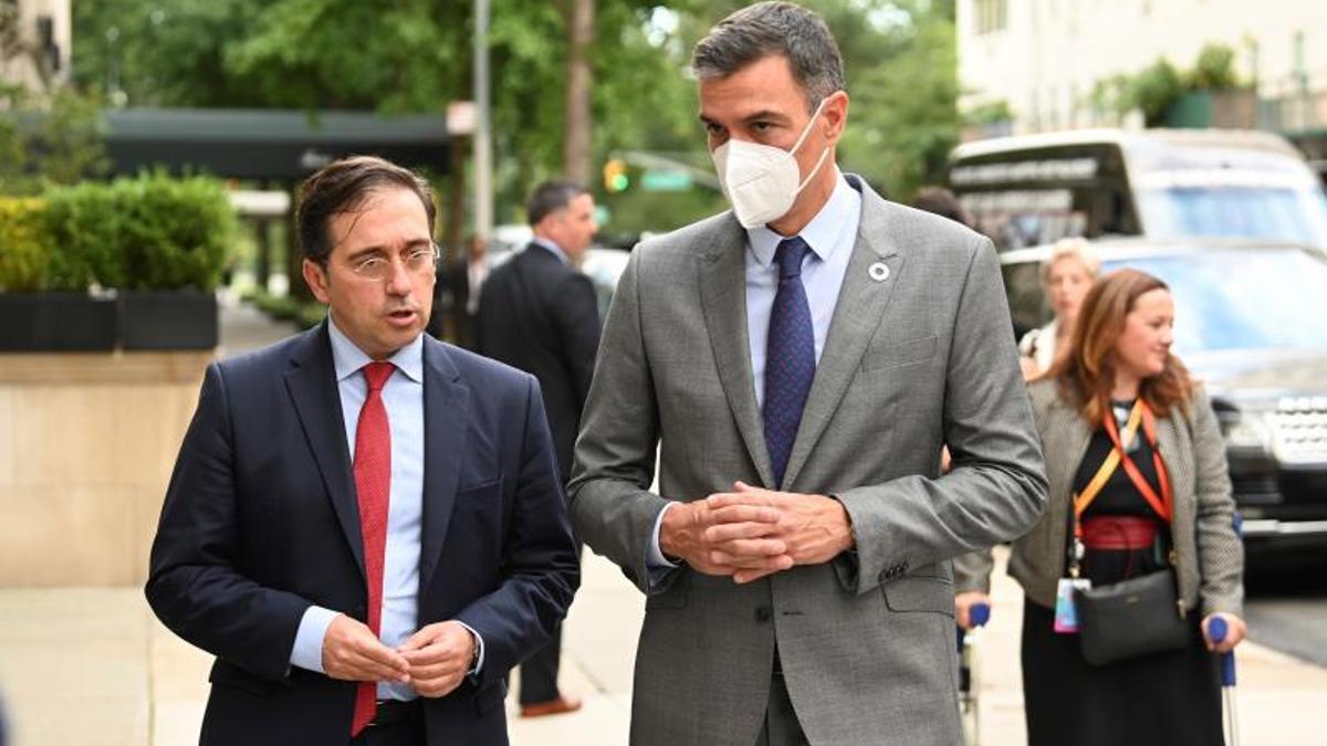 El presidente del Gobierno, Pedro Sánchez, conversa con su ministro de Exteriores, José Manuel Albares, en el exterior de la residencia del embajador español ante la ONU, en el Upper East Side de Nueva York, este 22 de septiembre de 2021.