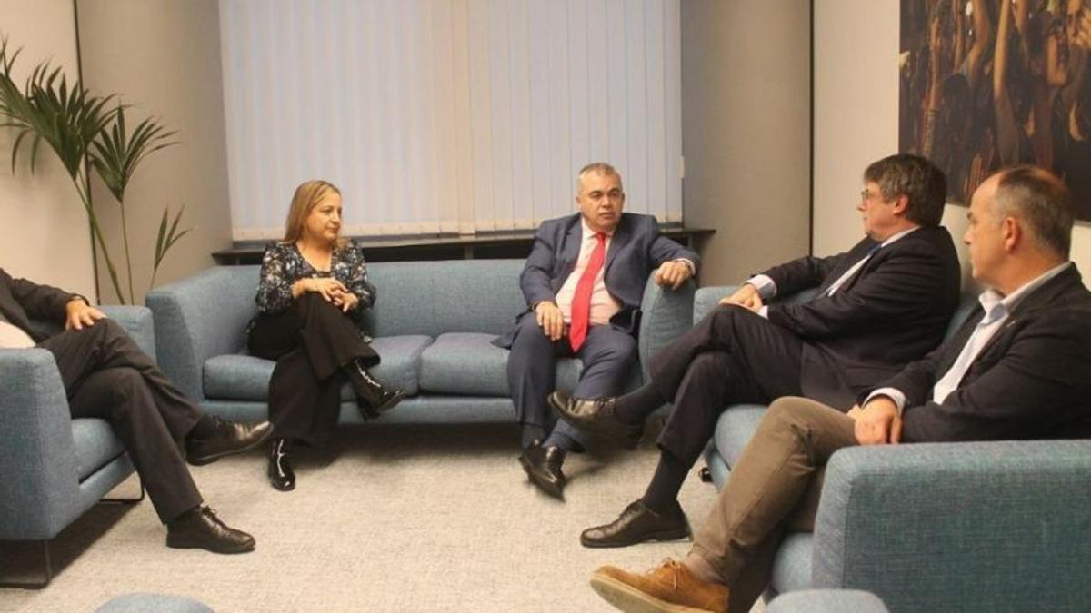 Reunión entre el secretario de Organización del PSOE, Santos Cerdán y el expresidente de la Generalitat de Cataluña, Carles Puigdemont.