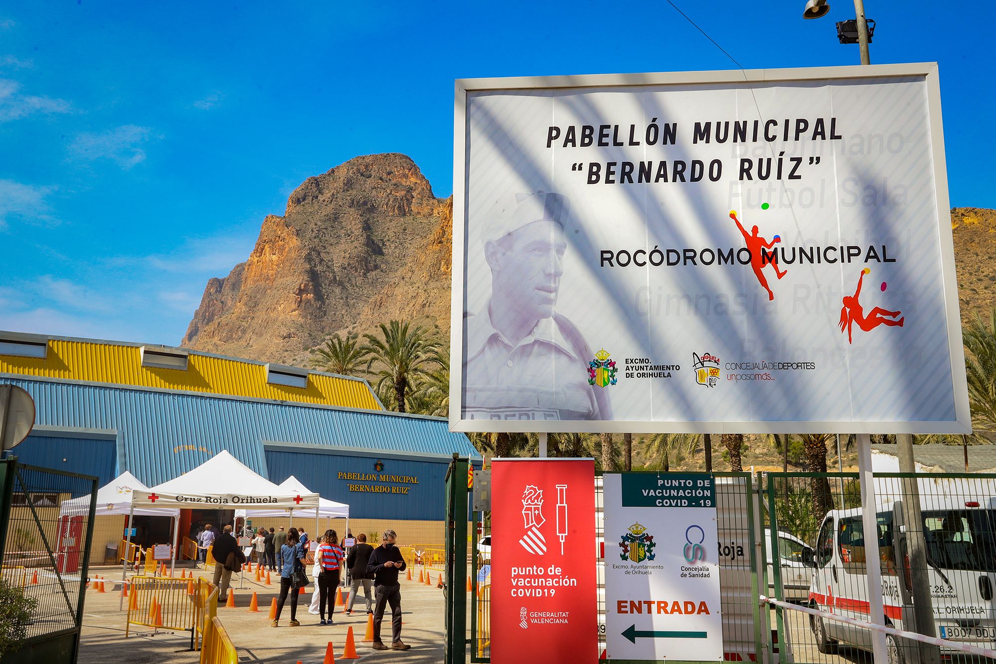 Sanidad vacuna en Orihuela a 6.000 docentes, personal de centros educativos y farmacéuticos contra el Covid-19