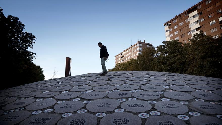 Ángel Altuna, víctima de ETA, en el monumento a las víctimas en Vitoria