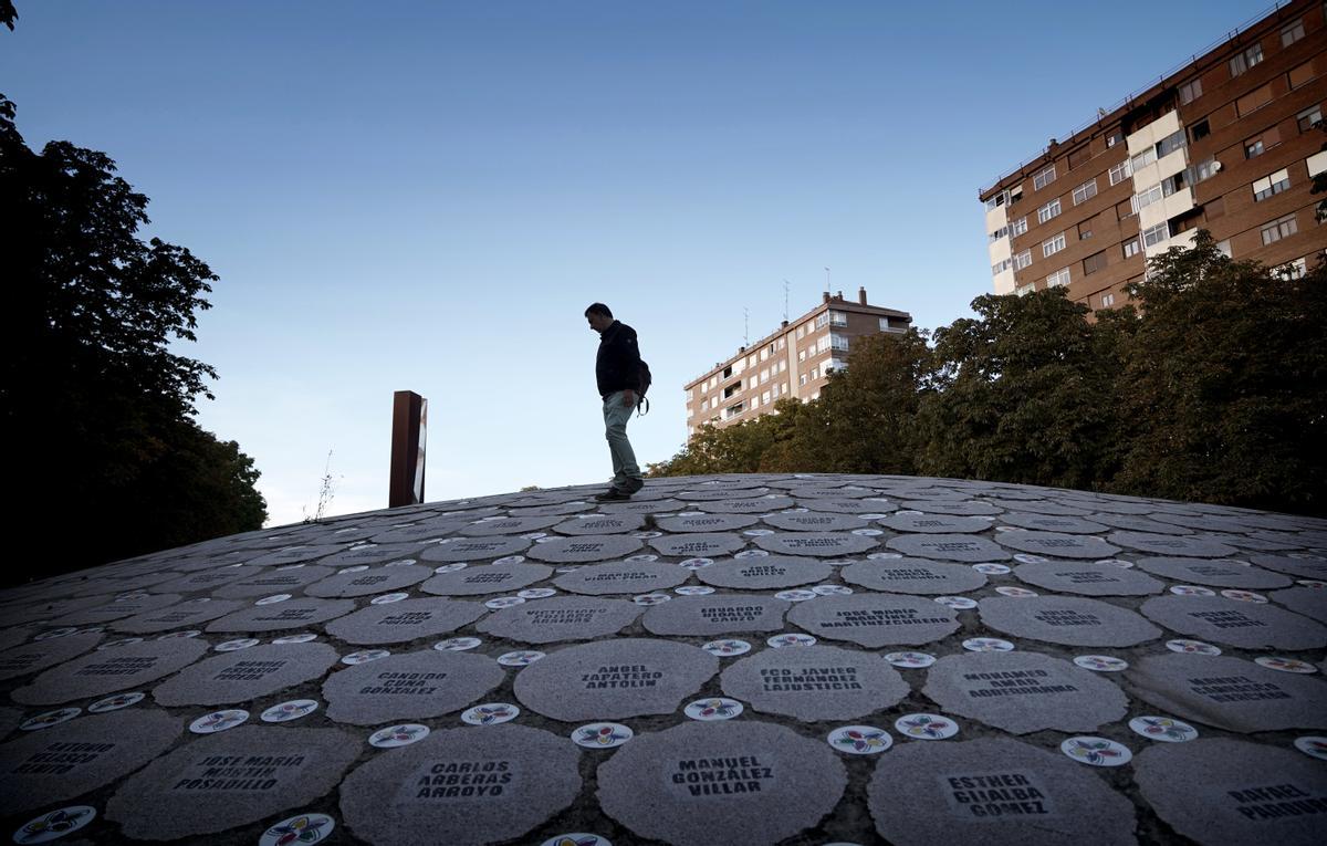 Ángel Altuna, víctima de ETA, en el monumento a las víctimas en Vitoria