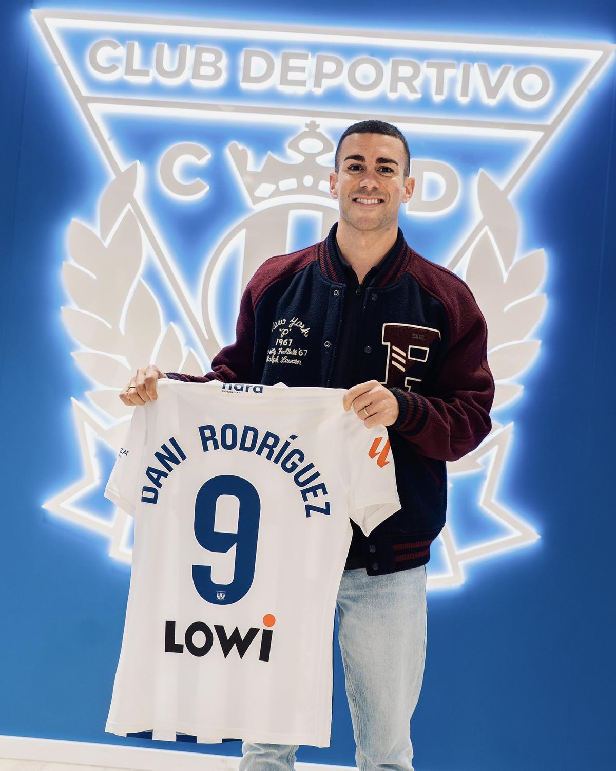 Dani Rodríguez posa con la camiseta del Leganés.