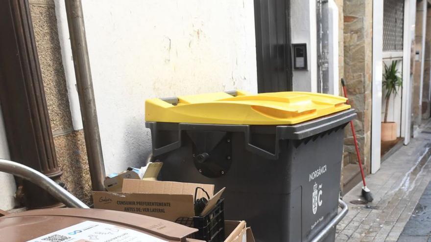 Cartones acumulados en un contenedor de la calle Galera. | // PARDELLAS