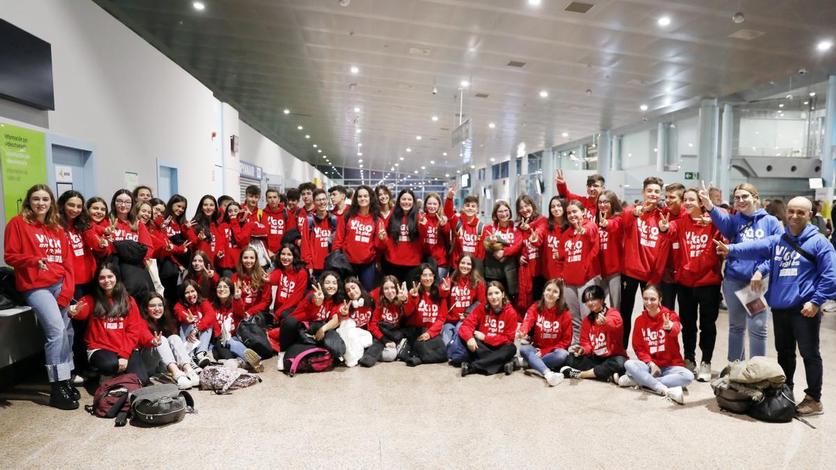 Estudiantes de la última convocatoria del Vigo en Inglés antes de poner rumbo a Reino Unido en el aeropuerto de Peinador
