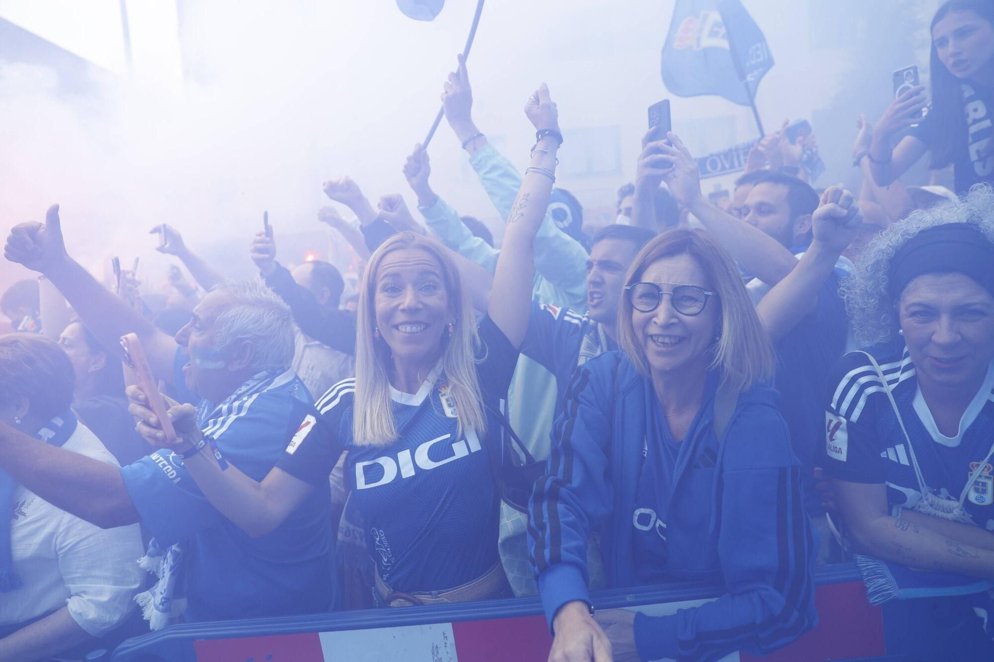 EN IMÁGENES: Espectacular recibimiento de la afición del Oviedo a su equipo antes de la vuelta por el ascenso contra el Almería