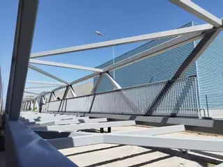 Una nueva pasarela peatonal y ciclista de 100 metros une Vallecas sobre la M-40