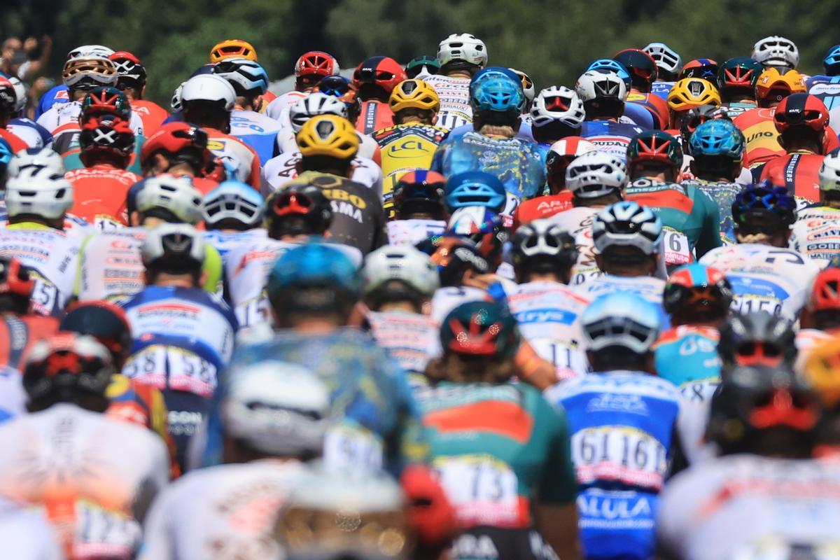 Moutiers (France), 20/07/2023.- The peloton in action during the 18th stage of the Tour de France 2023, a 185kms race from Moutiers to Bourg-en-Bresse, France, 20 July 2023. (Ciclismo, Francia) EFE/EPA/MARTIN DIVISEK