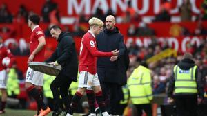 Garnacho y Ten Hag, durante un partido del Manchester United