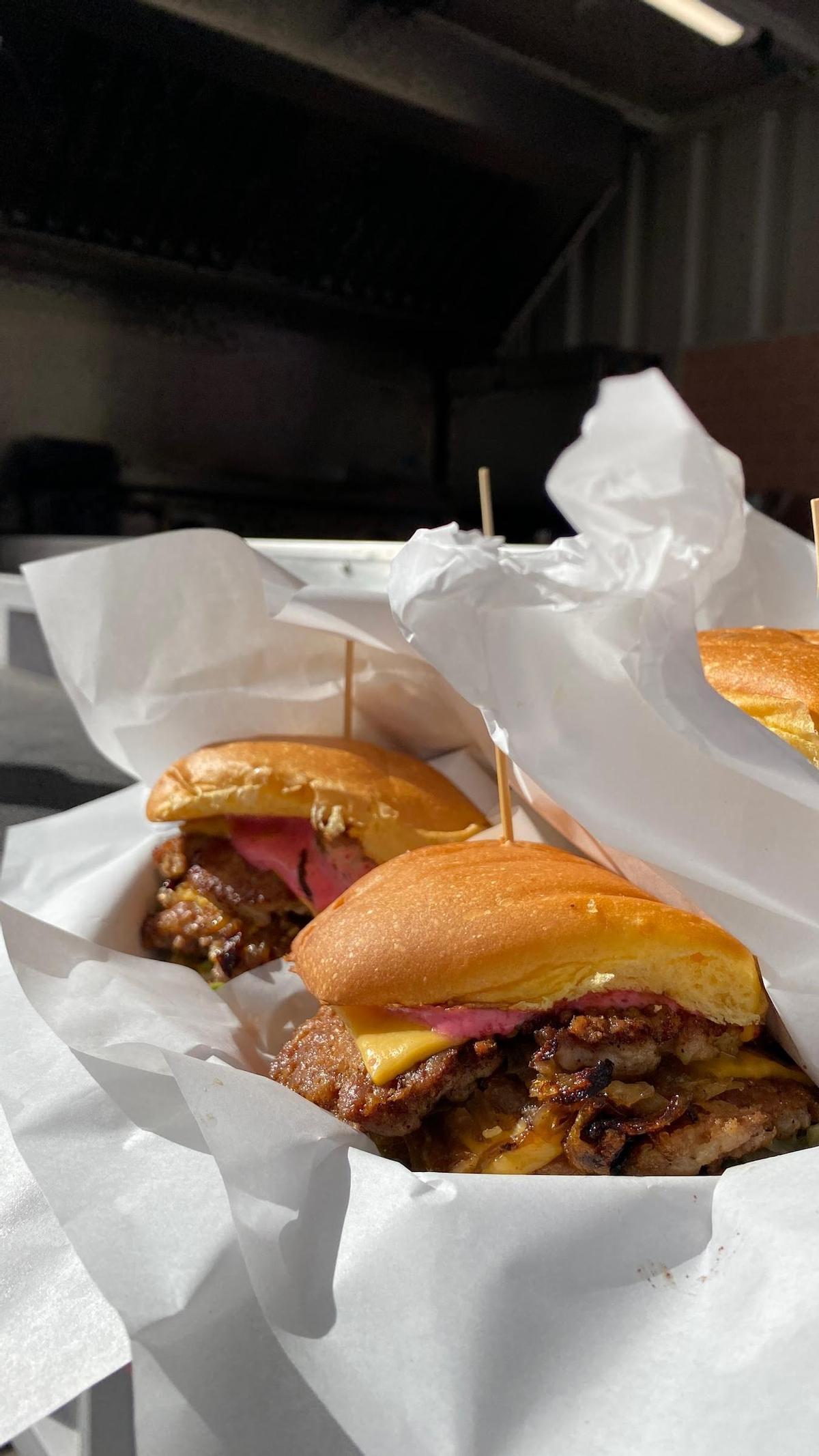 Esta es la hamburguesa de la food truck 'Porkades' que acude a fiestas y verbenas.
