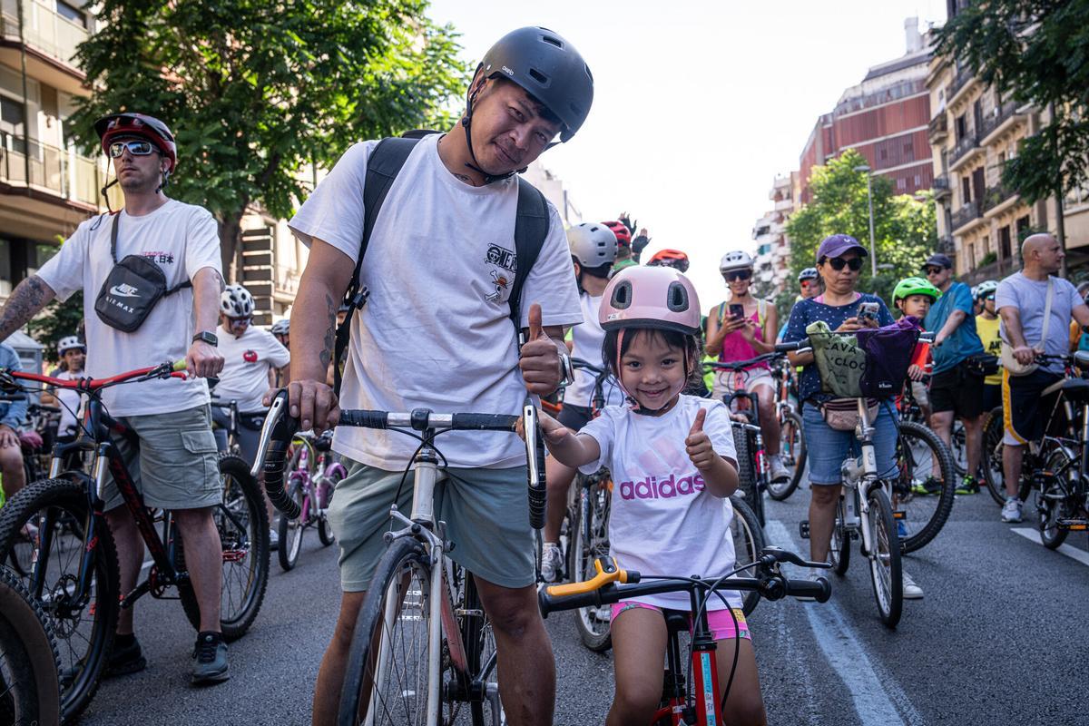 Nueva edición de la Festa de la Bici y la Bicicletada en Barcelona, con el paseo de Lluís Companys convertido, un año más, en punto de encuentro para familias y aficionados al mundo del ciclismo de todas las edades. Un evento que este año ha atraído a cientos de personas y que ha contado con un aliciente añadido: la cuenta atrás hacia la salida del Tour de Francia 2026 desde la capital catalana. Nueva edición de la Festa de la Bici y la Bicicletada en Barcelona, con el paseo de Lluís Companys convertido, un año más, en punto de encuentro para familias y aficionados al mundo del ciclismo de todas las edades. Un evento que este año ha atraído a cientos de personas y que ha contado con un aliciente añadido: la cuenta atrás hacia la salida del Tour de Francia 2026 desde la capital catalana.
