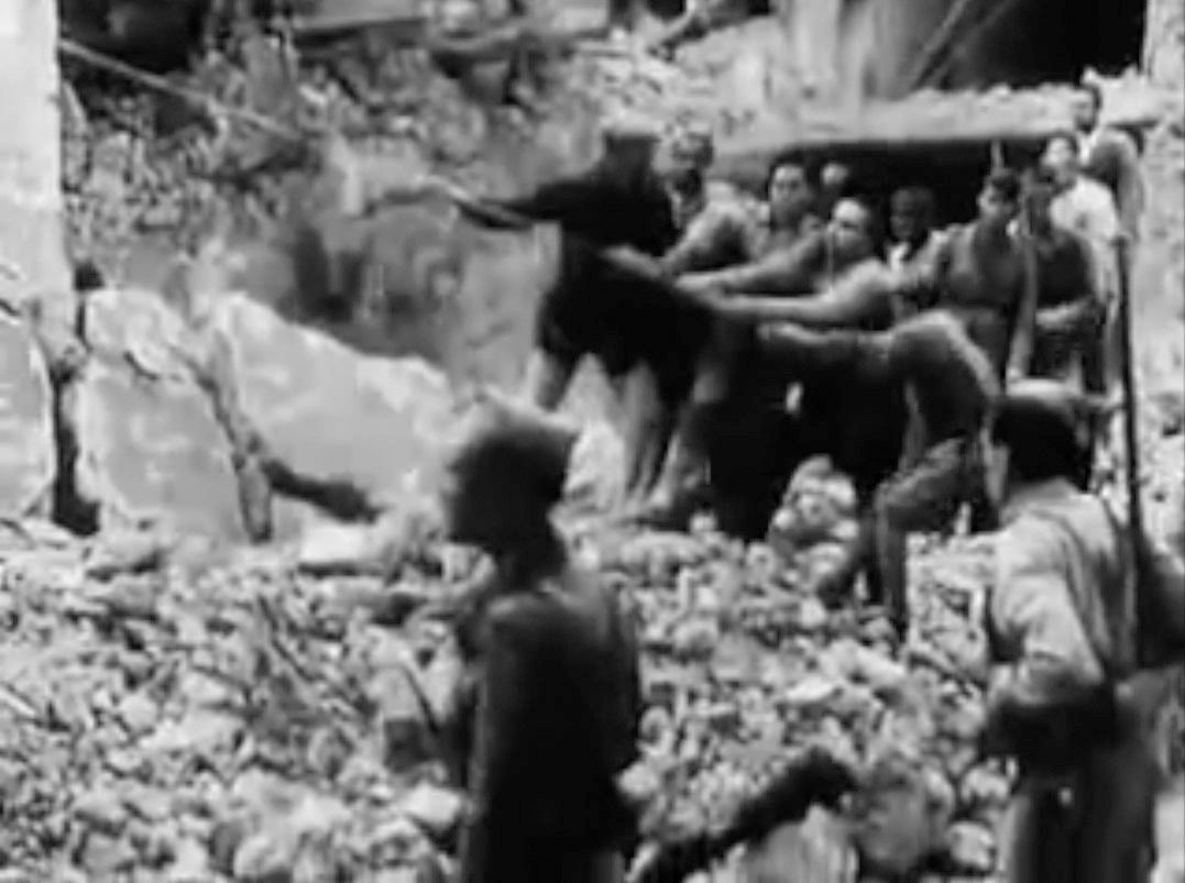 Trabajos de demolición en Cabra en 1938.