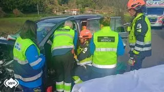 Heridos una mujer de 70 años y un joven de 18 al chocar frontalmente sus coches en el corredor del Bajo Narcea, a la altura de Corias, en Pravia