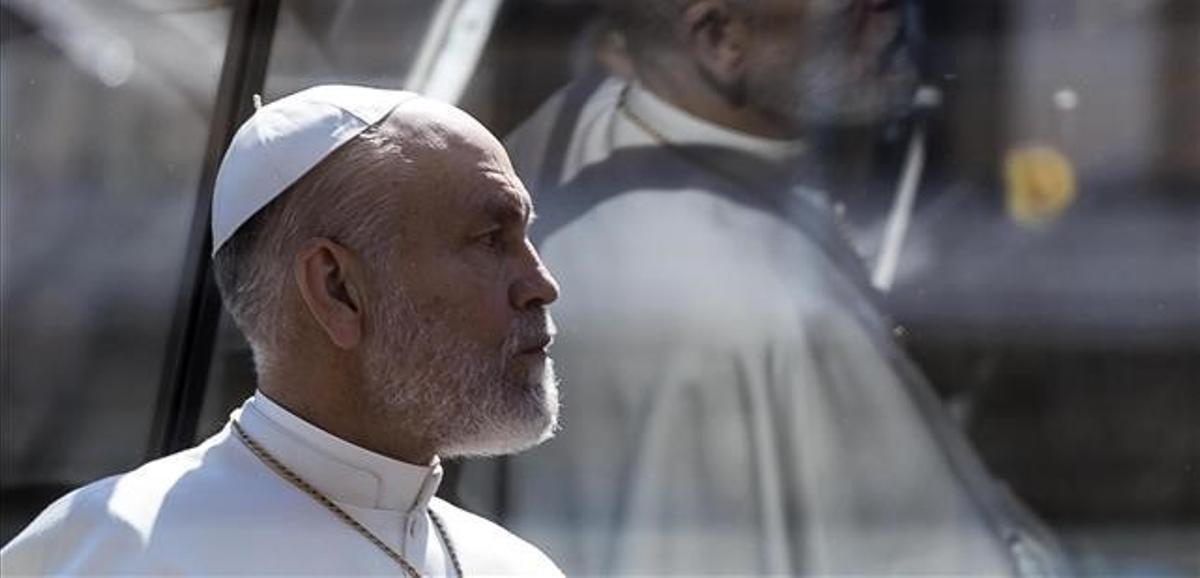 John Malkovich da vida a un pontífice pomposo y atormentado en 'The new pope'.