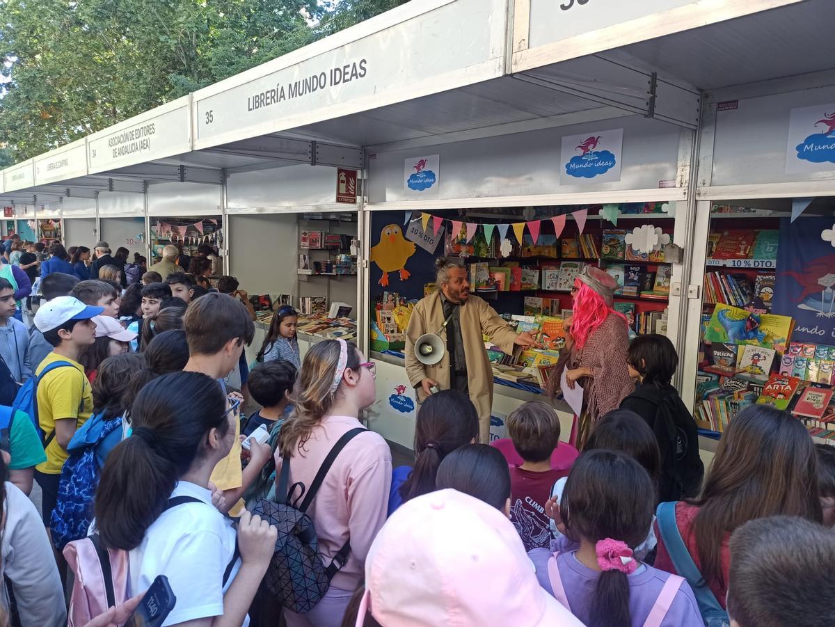 Zerocontres, durante una de las visitas teatralizadas a la feria de este Día del Libro.