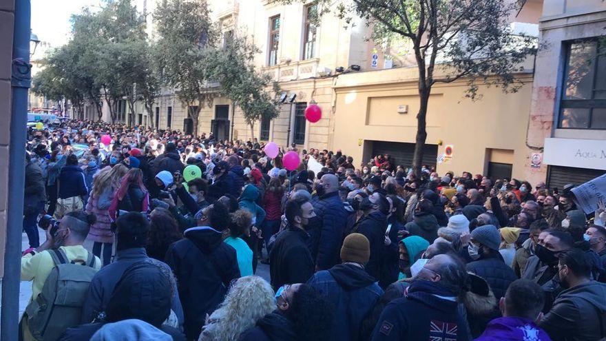 Un grupo de participantes en la concentración de los restauradores se manifiesta frente el Parlament al grito de "Libertad"