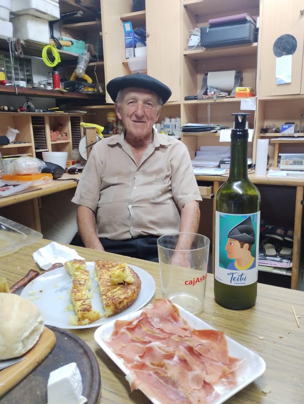 José Naredo en uno de sus encuentros gastronómicos y sidreros con Xabier Aguirre.