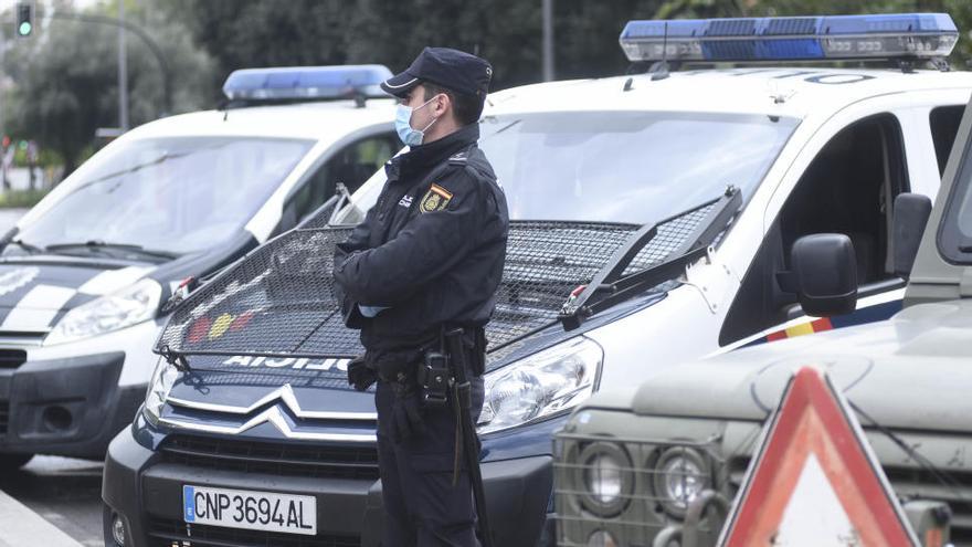 Un agente de la Policía Nacional, con mascarilla.