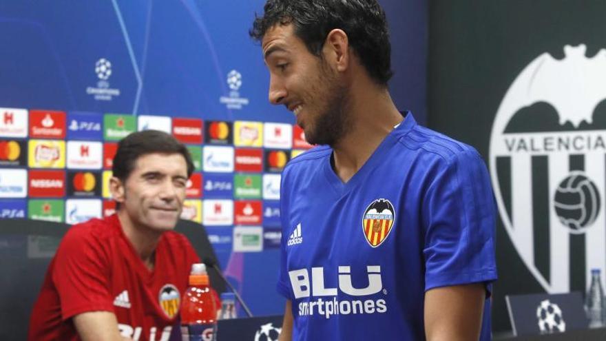 Marcelino, técnico del Valencia, lanza un cómplice guiño a su capitán, Dani Parejo, ayer en la sala de prensa de la ciudad deportiva de Paterna.