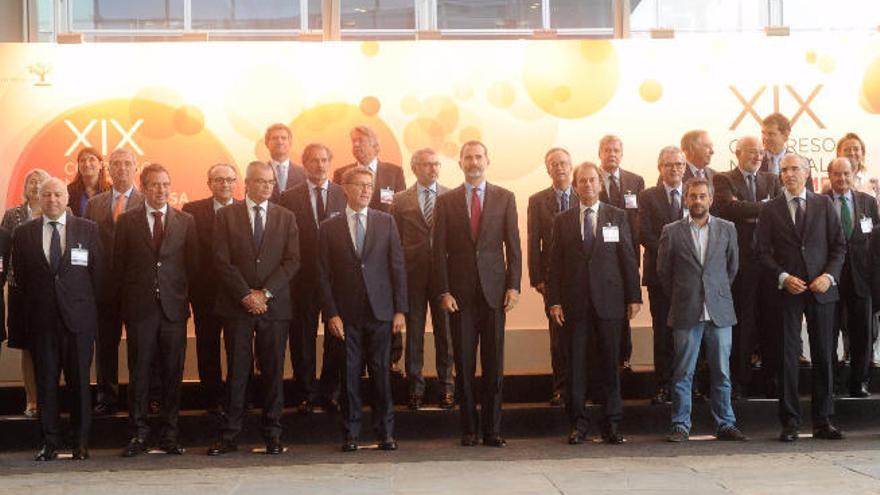 Miembros del Instituto de la Empresa Familiar y conferenciantes con el Rey, Núñez Feijóo (a su izquierda) y el presidente del IEF Ignacio Osborne (a la derecha).