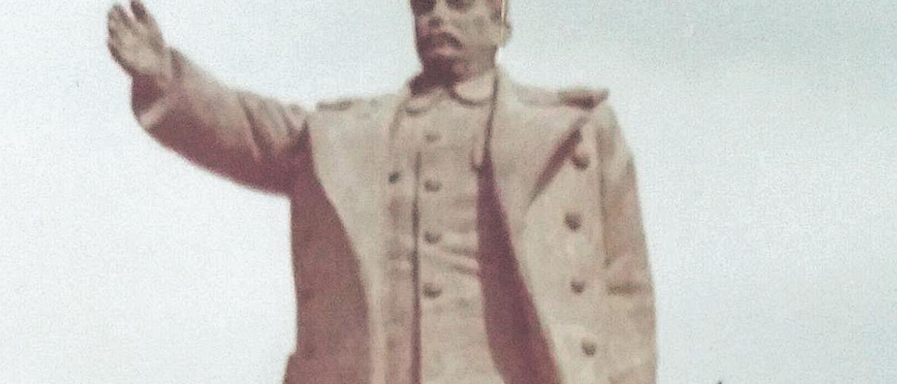 Estatua de Stalin en una plaza de Tirana.