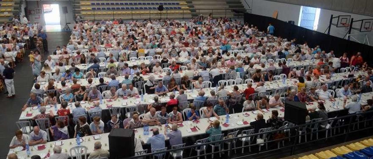 Un momento de la multitudinaria comida servida en Vilanova. // Noé Parga