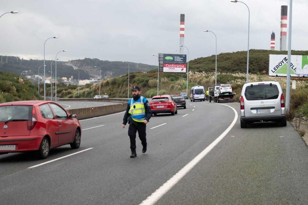 El vehículo volcó sobre la calzada tras el impacto. Un equipo de Atestados investiga las causas del siniestro.