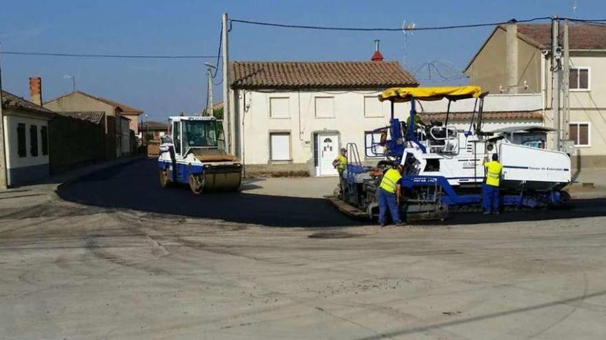 Trabajos de provisión de aglomerado en la carretera de Bretocino, en pleno casco urbano.