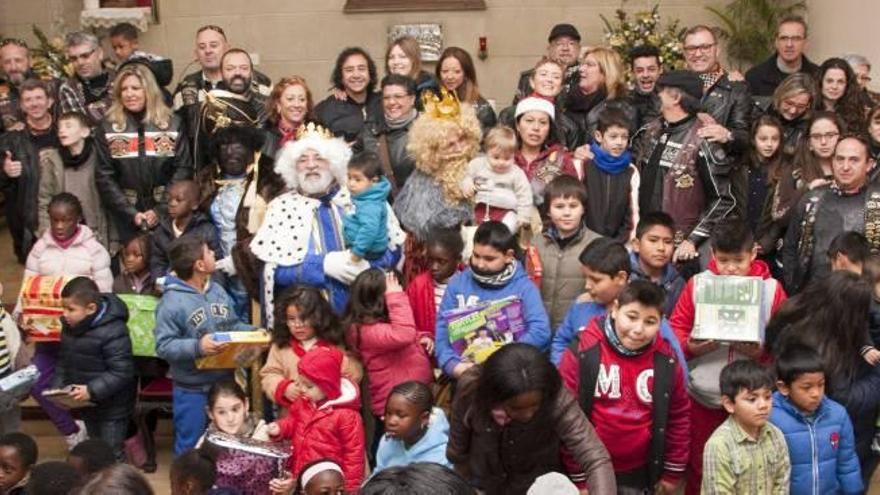 Sesenta Harleys reparten más de cien juguetes en l'Olivereta