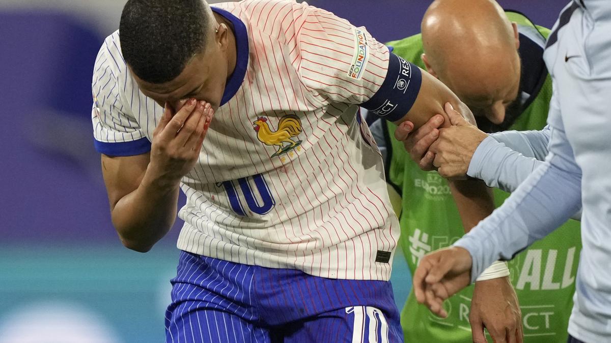Kylian Mbappé, jugador de la selección de Francia y del Real Madrid, se retira tras sufrir una lesión en la nariz en el partido contra Austria de la Eurocopa.