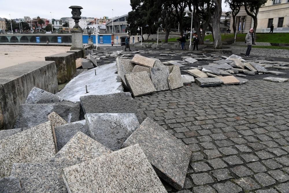 Daños en A Coruña por las olas en alerta roja