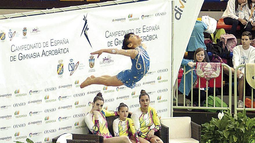 El trío acrobático al que pertenece Catalina en un ejercicio. // DBM