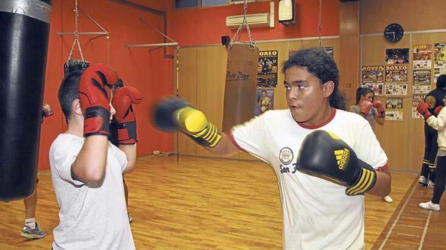 Jab und Cross: Die jungen Herren auf dem Bild trainieren zwei der Grundschläge beim Boxen.