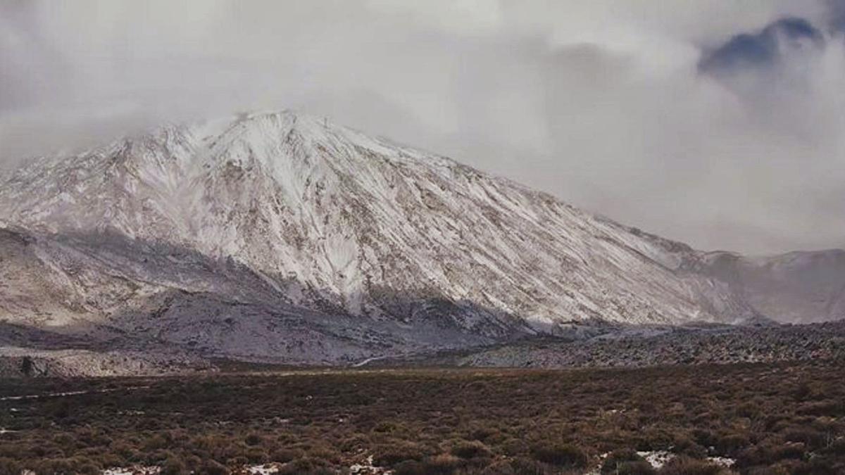 La nieve cubrió ayer el Teide, por segunda vez este año, de un manto blanco que llegó a tener varios centímetros de altura. | | @TENERIFE_METEO